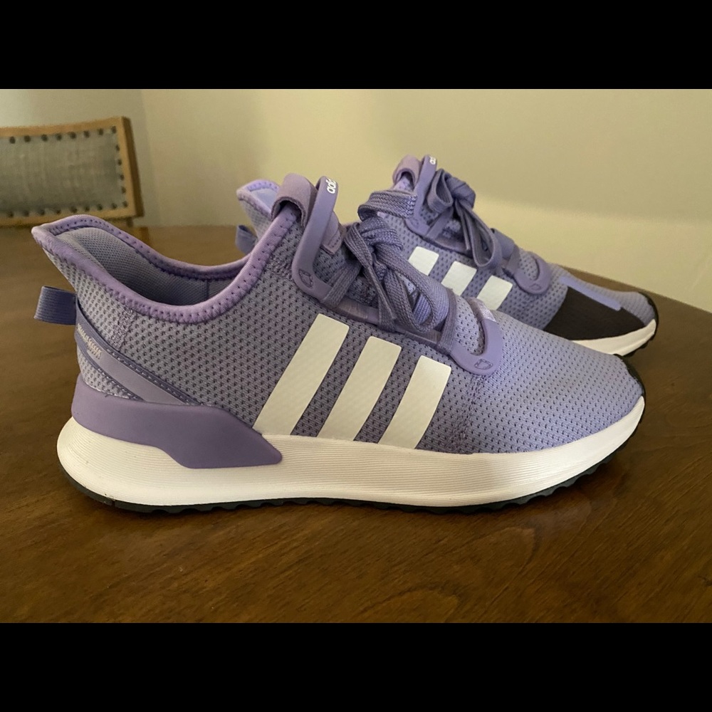 Women’s Adidas Sneakers in Lavender! EUC